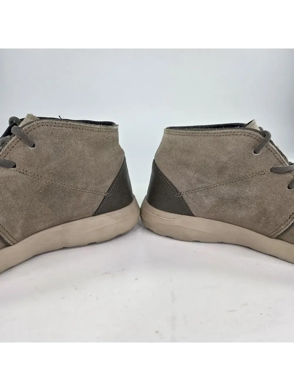 Crocs Men's Kinsale Chukka Boots US 11 M Gray Suede Leather Lace-Up Boot